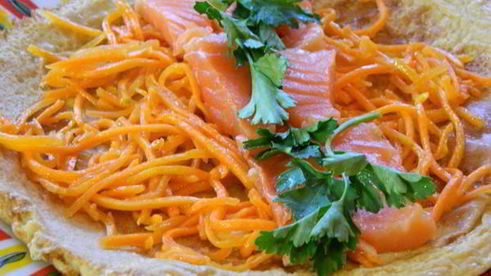 яичный рулет с семгой и маринованной морковью