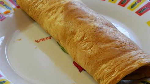 яичный рулет с семгой и маринованной морковью