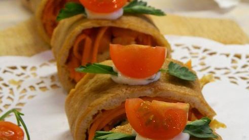 яичный рулет с семгой и маринованной морковью