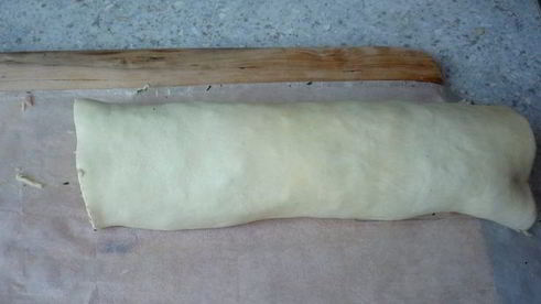 закусочные рулетики из слоеного теста с ветчиной и сыром