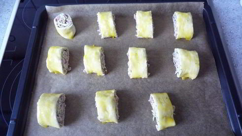 закусочные рулетики из слоеного теста с ветчиной и сыром