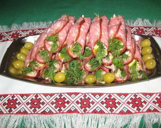 Закусочные рулеты из колбасы с сыром