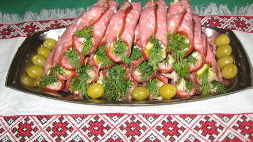 Рецепт закусочных рулетов из колбасы с сыром