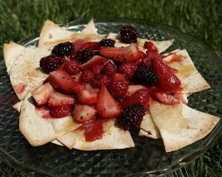 Сладкая тортилья с клубникой, малиной и ежевикой