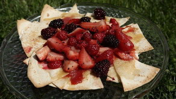 Рецепт Сладкой тортильи с клубникой, малиной и ежевикой