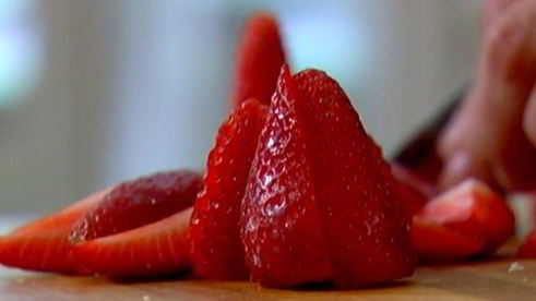 сладкая тортилья с клубникой, малиной и ежевикой