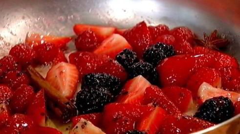 сладкая тортилья с клубникой, малиной и ежевикой