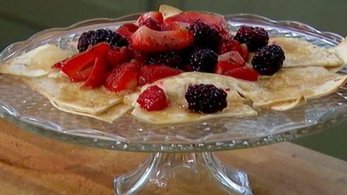 сладкая тортилья с клубникой, малиной и ежевикой