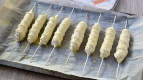 сосиски в тесте на шпажках