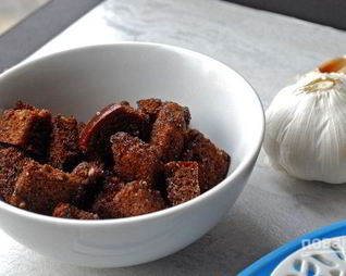 Сухарики из черного хлеба с чесноком