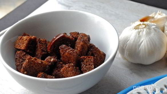 Рецепт Сухариков из черного хлеба с чесноком