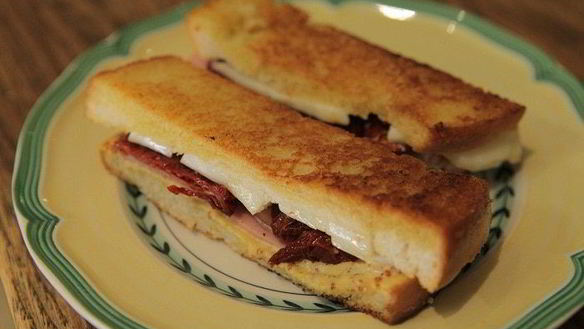 Рецепт Мини-сэндвичей с ветчиной, вялеными помидорами и сыром