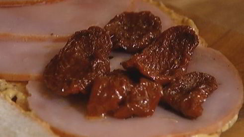 мини-сэндвичи с ветчиной, вялеными помидорами и сыром