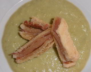 Слоеные сэндвичи с салями и пюре из лук-порея