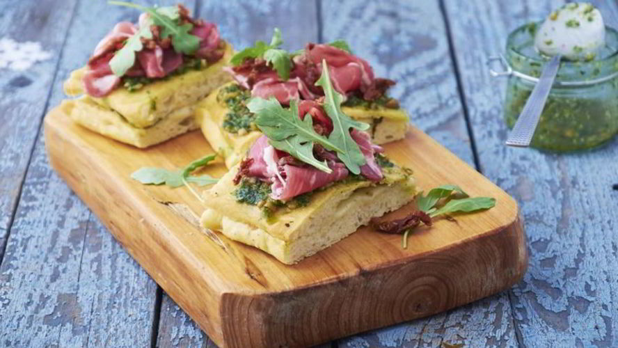 Рецепт сэндвича из домашней фокаччи с ветчиной
