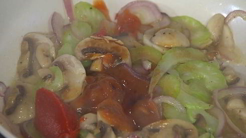 сэндвич с говядиной, грибами и сельдереем