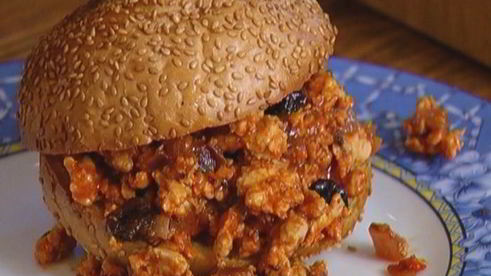 сэндвич с индейкой, изюмом и оливками