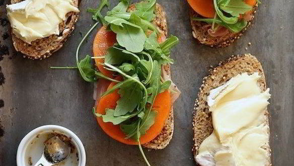 Рецепт Сэндвича с хурмой, прошутто и сыром бри