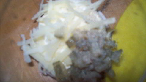 сэндвич с курицей, горчицей и перепелиным яйцом