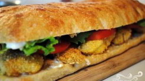 сэндвич с рыбой и соусом