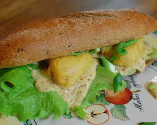 Сэндвич с рыбой в кляре и листьями салата