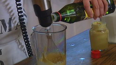 сэндвич с рыбой в кляре и листьями салата