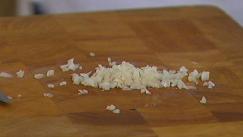 сэндвич с рыбой в кляре и листьями салата