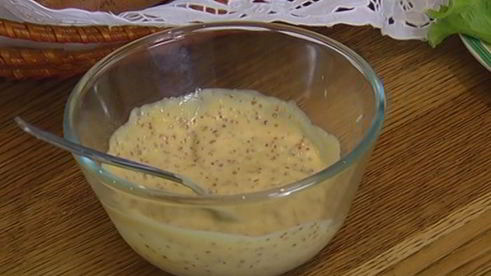 сэндвич с рыбой в кляре и листьями салата