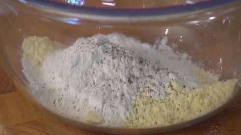 сэндвич с рыбой в кляре и листьями салата