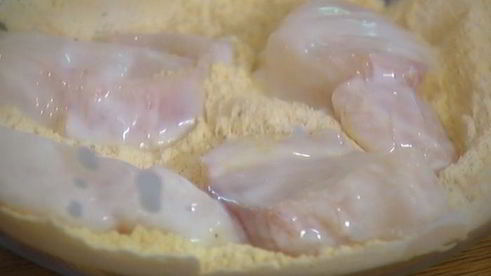 сэндвич с рыбой в кляре и листьями салата