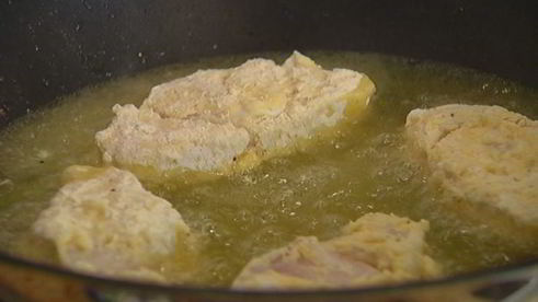 сэндвич с рыбой в кляре и листьями салата