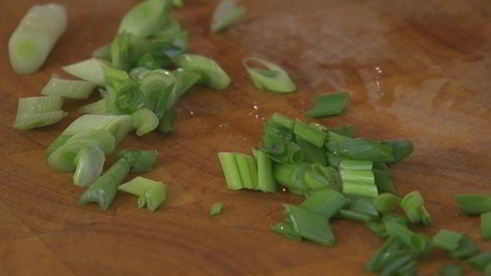 сэндвич с рыбой в кляре и листьями салата