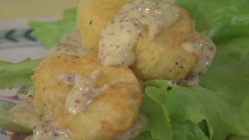 сэндвич с рыбой в кляре и листьями салата