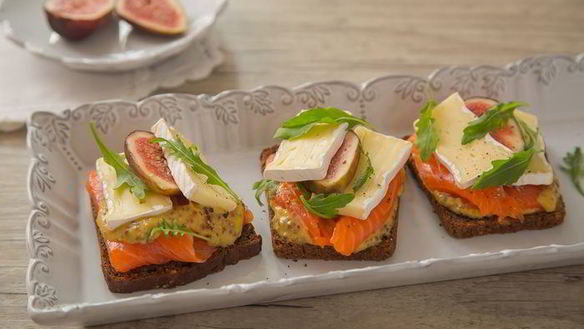 Рецепт Сэндвича с сыром бри, форелью и инжиром