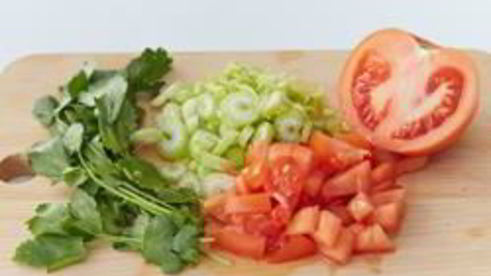 сэндвич с тунцом, овощами и соусом чили