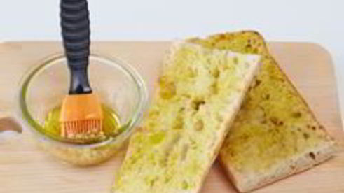 сэндвич с тунцом, овощами и соусом чили