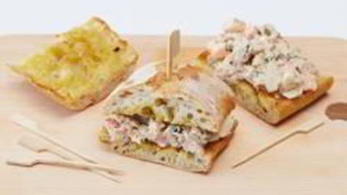 сэндвич с тунцом, овощами и соусом чили