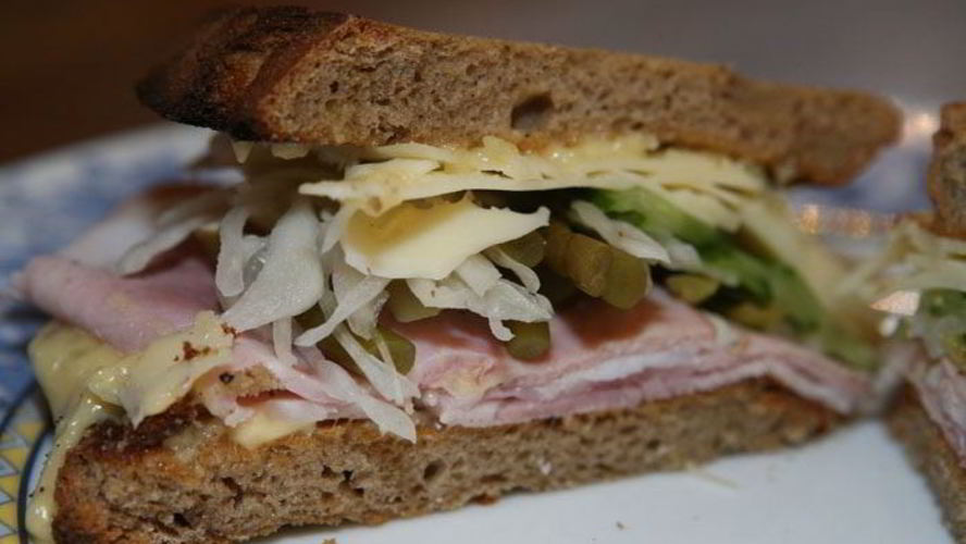Рецепт сэндвича с ветчиной, соленьями и сыром