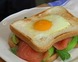 Сэндвич с яйцом, семгой и авокадо