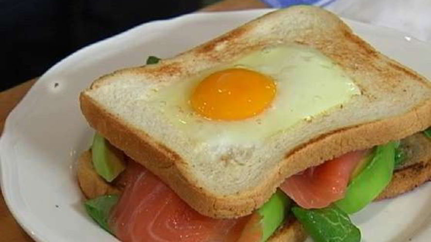 Рецепт сэндвича с яйцом, семгой и авокадо