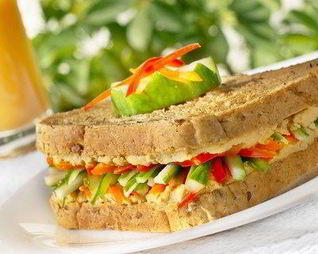 Сэндвич со свежими овощами и сыром