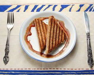 Сырные сэндвичи с карамелизованными яблоками на гриле