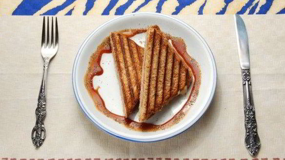 Рецепт Сырных сэндвичей с карамелизованными яблоками на гриле