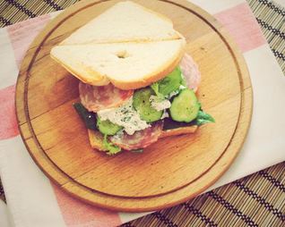 Утренний сэндвич с огурцом, салями и фетой