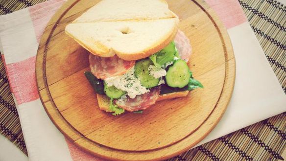 Рецепт Утреннего сэндвича с огурцом, салями и фетой