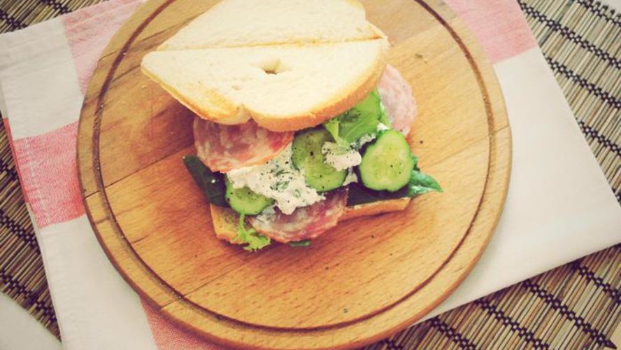 Рецепт утреннего сэндвича с огурцом, салями и фетой