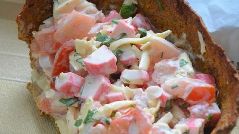 хлебная тарталетка с салатом лито