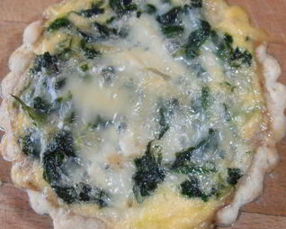 Ореховая тарталетка с горгонзолой и шпинатом