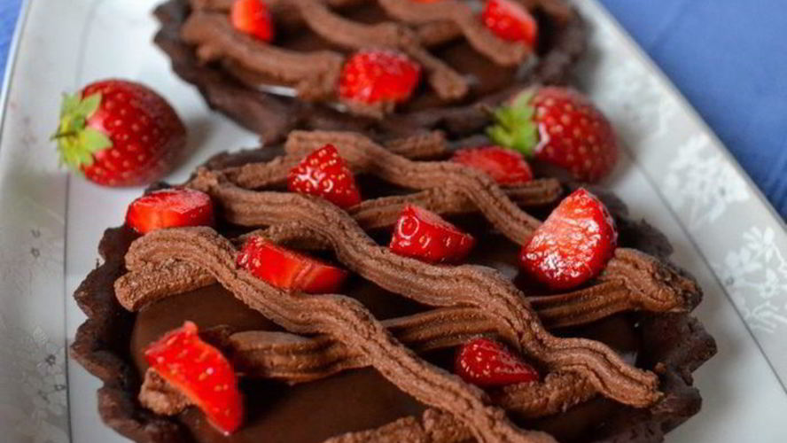 Рецепт шоколадных тарталеток с клубникой