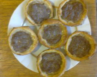 Тарталетки из слоеного теста с фаршем